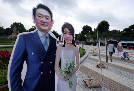 7일 서울 청와대 분수대 앞에 윤석열 대통령과 김건희 여사의 등신대가 설치되어 있다.<연합뉴스>